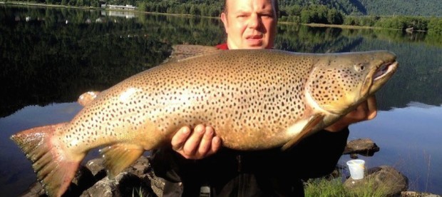 Kai Brattestå - en av ildsjelene for å berge Bandaks storørreter med et betydelig eksemplar! 