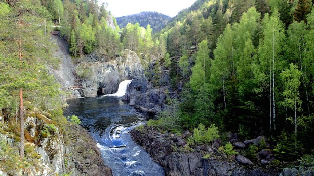 Helveteshylen per 29.05 d.å. Utløpet fra Lio kraftverk tilvenstre for Helvetsfossen.